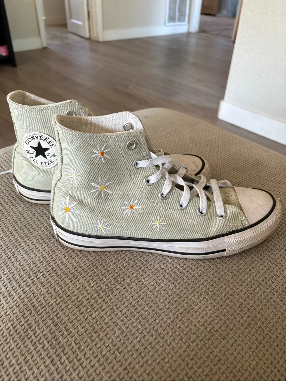 Converse custom High-Top Daisy Embroidered Sneakers - Light Green & White